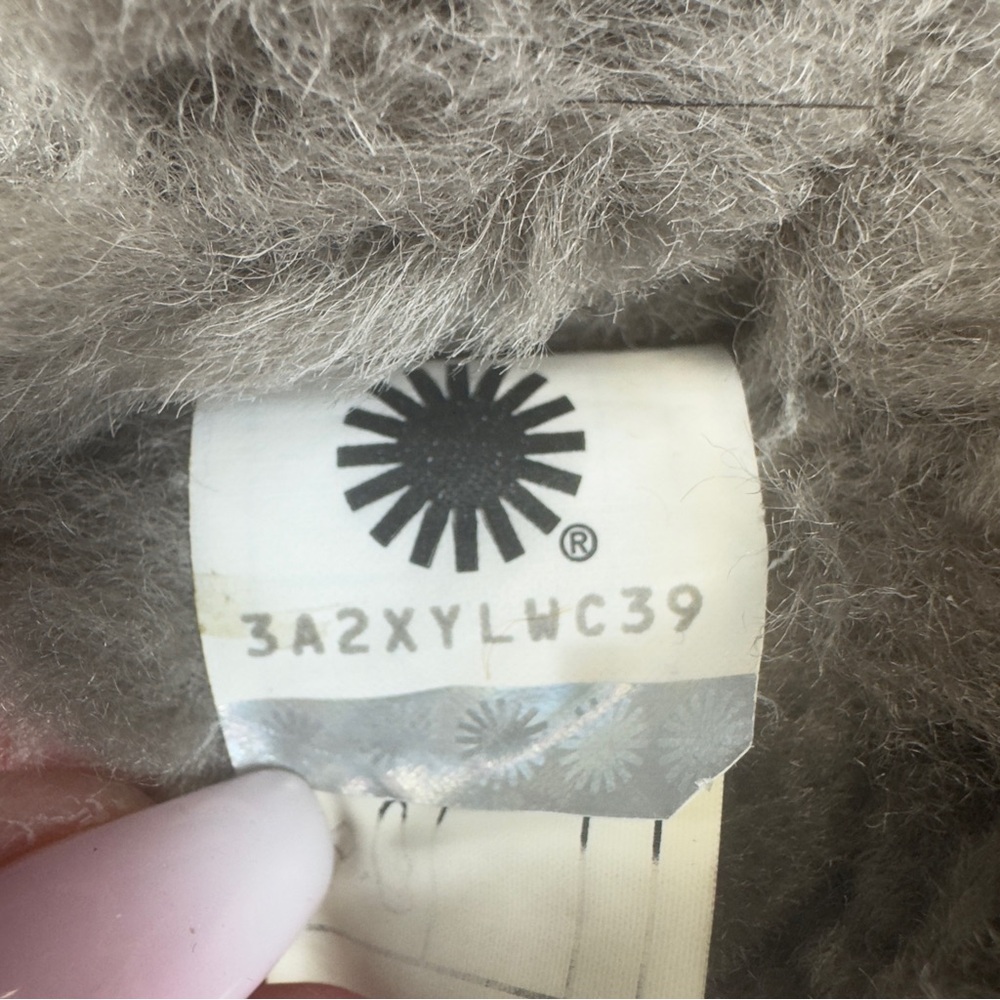 UGG Abela cris-cross grey furry sheepskin fluffy slippers sz 7 EUC - Picture 12 of 16